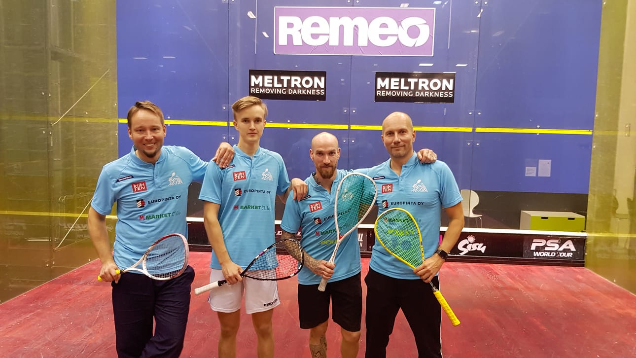 SC-Rukan Pete Saarnivaara (vas.) , David Clegg, Samuli Niskala ja Marko Kämäräinen aloittivat urakan squashliigan SM-sarjassa viime viikonloppuna. Helsingin turnauksessa kuusamolaisjoukkueessa pelasi myös Jaakko-Antti Peltola.