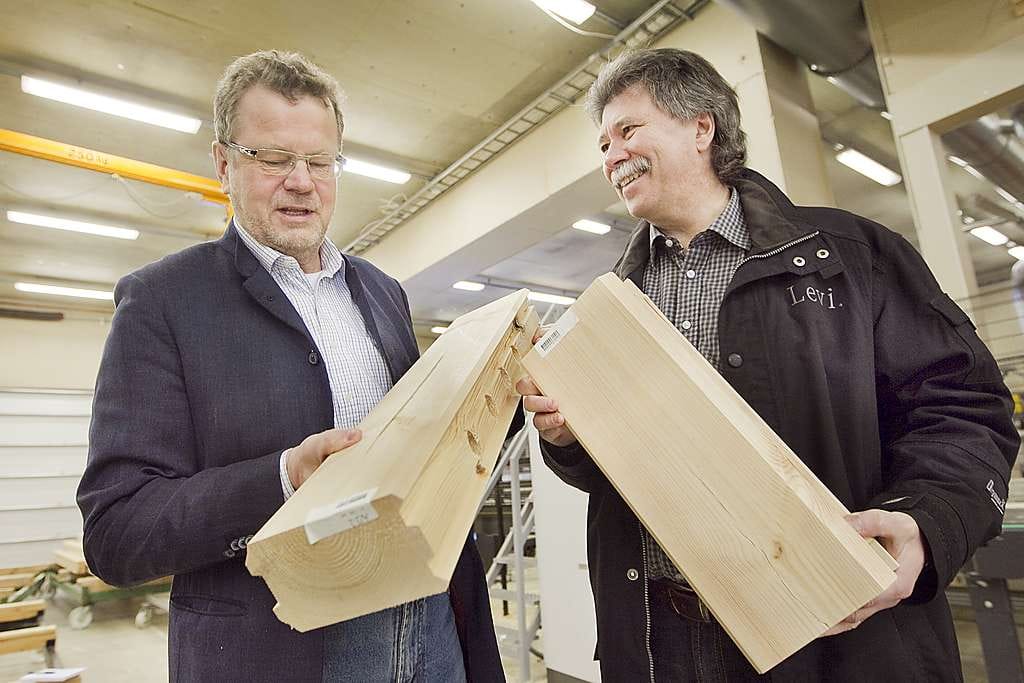 Honkamajat Oy:n toimitusjohtaja Kari Tolvanen ja markkinointipäällikkö Kari Nyländen käsissään pari hirttä, jotka päätyvät japanilaiseen kotiin.