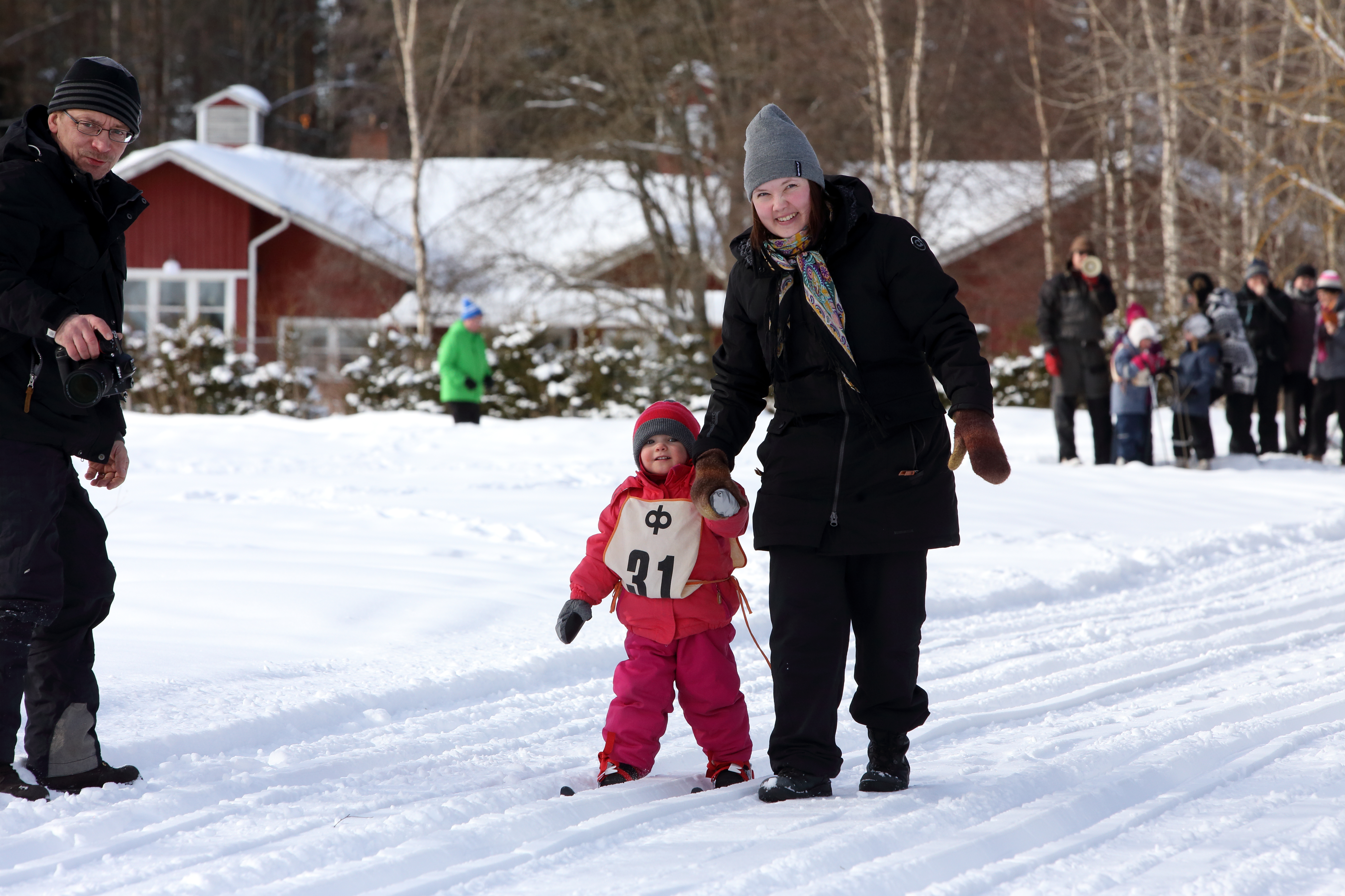 Iiris Hämäläinen katsoi, että Anni Viitalan hiihto sujuu hyvin.