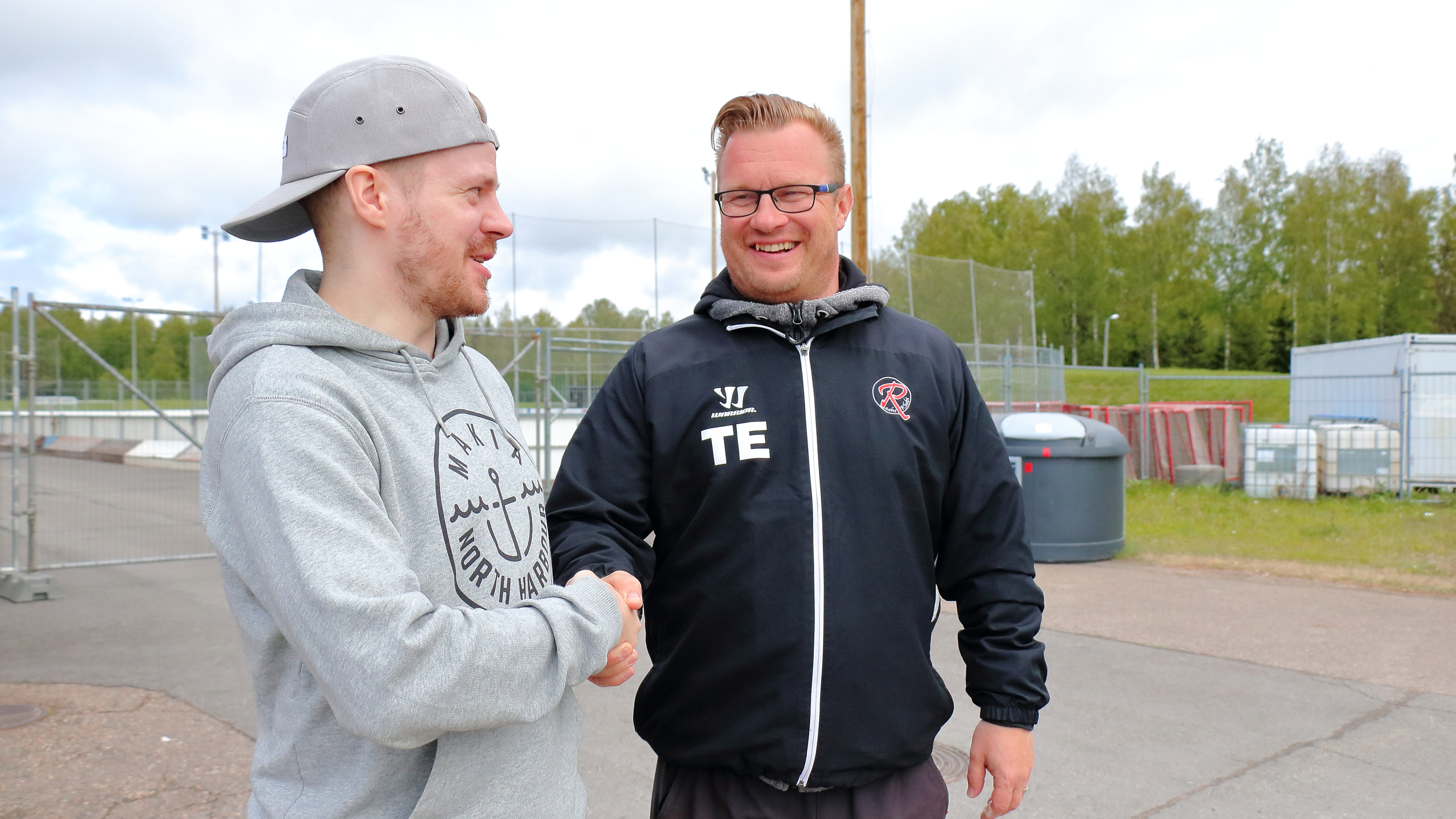 Jukka Tuulaniemi ja Timo Elfving paiskasivat kättä päälle alkavan yhteistyön merkiksi.