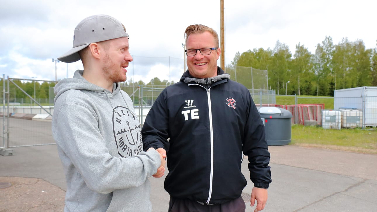 Jukka Tuulaniemi ja Timo Elfving paiskasivat kättä päälle alkavan yhteistyön merkiksi.