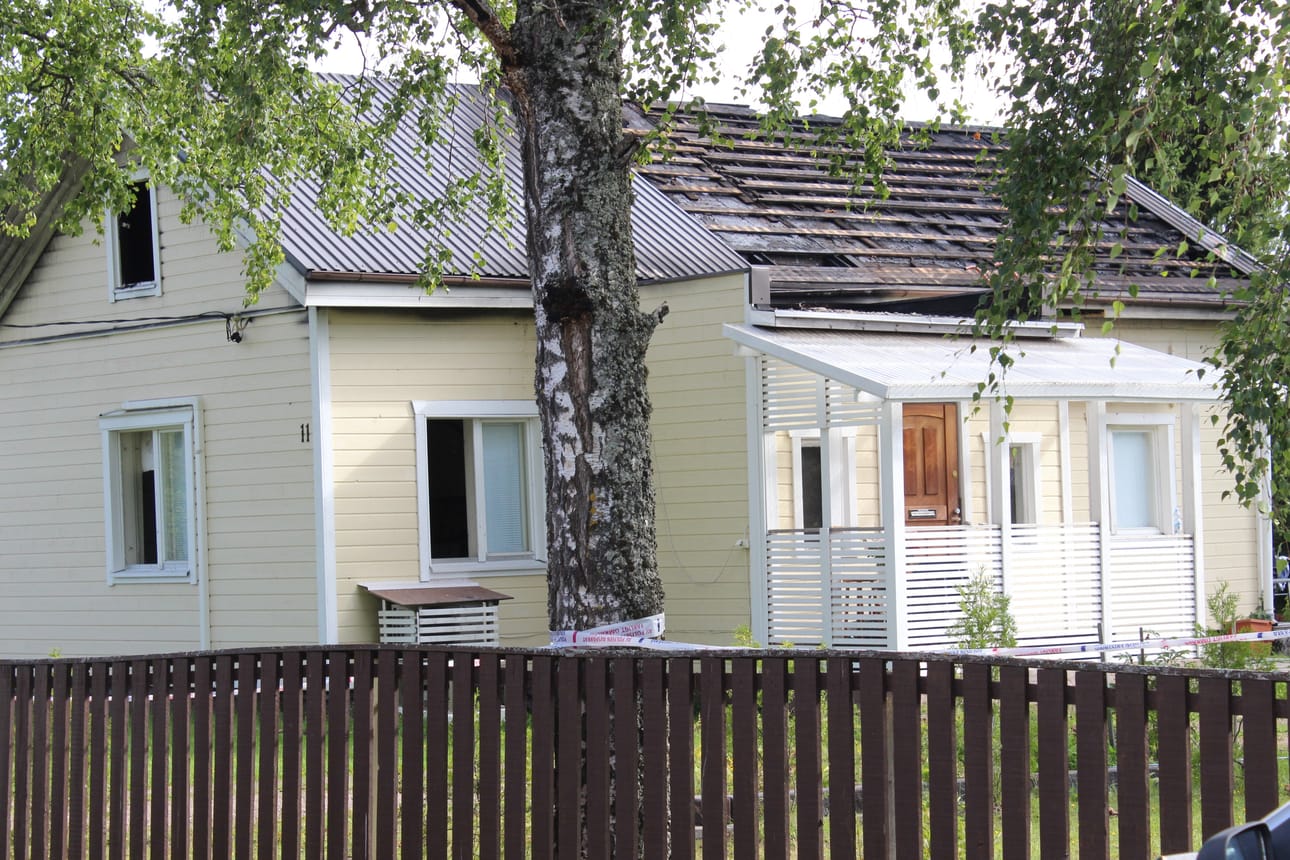 Pelastuslaitos sai hälytyksen Bladintielle hieman ennen puolta yhtä yöllä keskiviikon puolella.