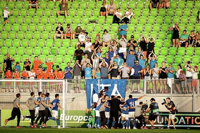 Italia juhli pienen kannattajajoukon kanssa finaalipaikkaa. Kuva: Samppa Toivonen