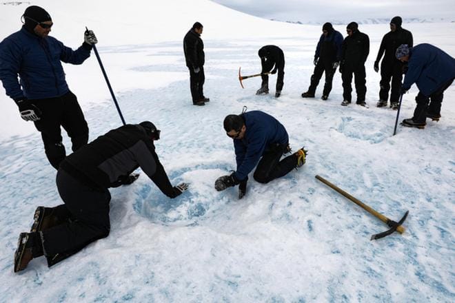 Tutkijat katselevat jäätä Union Glacierin leirissä Etelämantereella viime marraskuussa. Leiri on chileläinen tutkimusasema, joka on toiminnassa kuukauden ajan Etelämantereen kesän aikana. KUVA: FELIPE TRUEBA