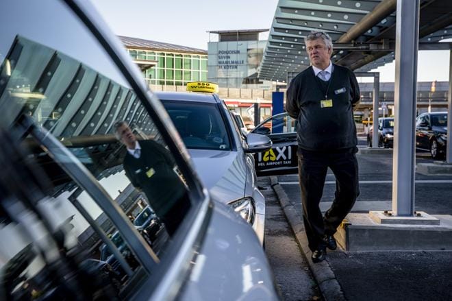 Vantaalaisen taksiautoilijan Jari Laineen mukaan heinäkuussa käynnistynyt taksiuudistus vaati totuttelua Helsinki-Vantaan lentoasemalla. KUVA: Joel Maisalmi