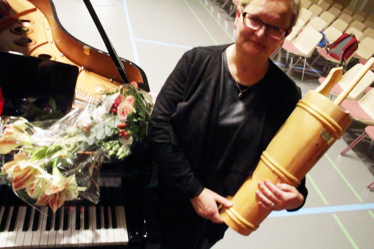 Jokilaaksojen musiikkiopiston rehtori Heidi Veikkola yllätettiin tiistai-iltaisessa konsertissa. Haapaveden kaupunki palkitsi hänet kulttuurikirnulla.
