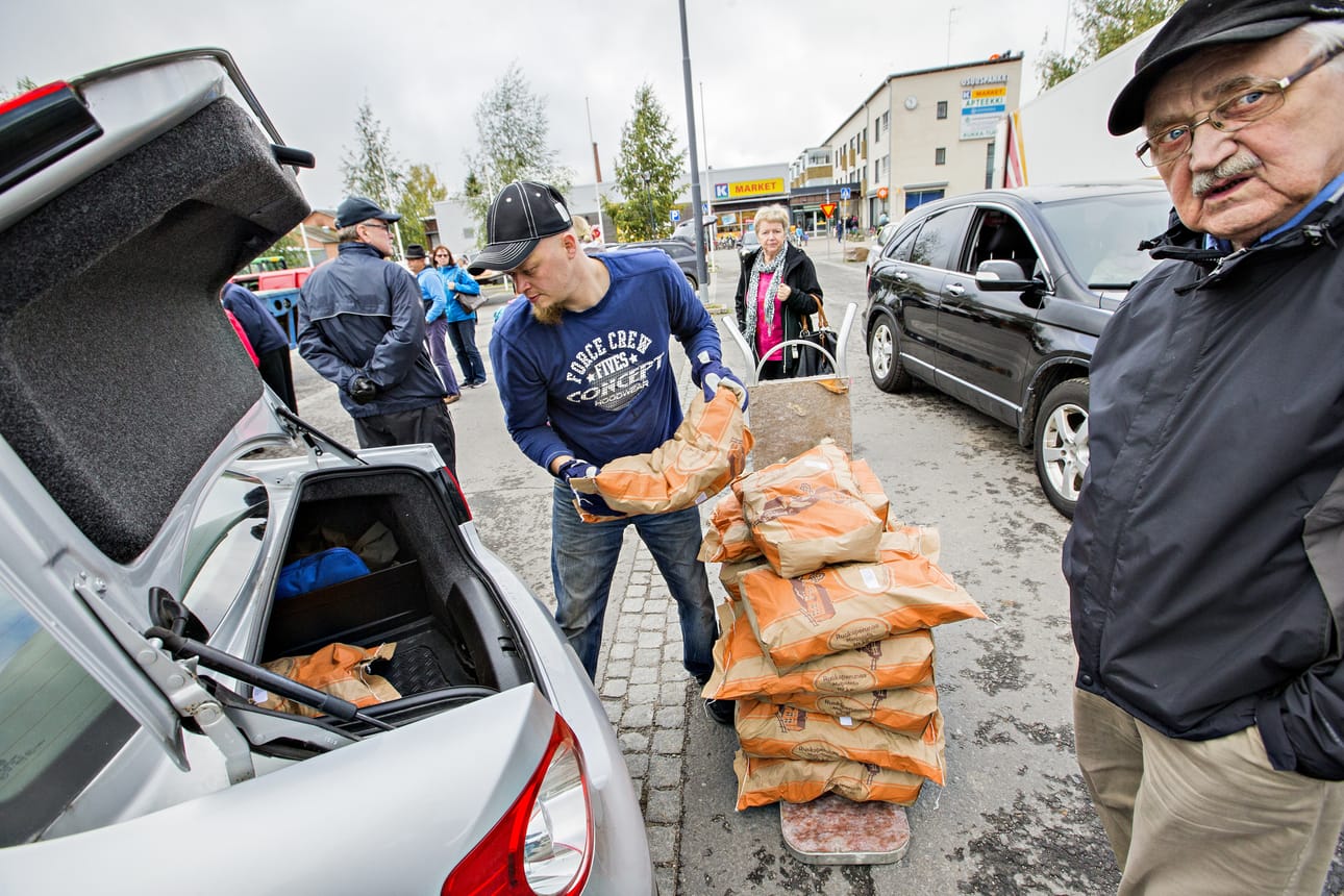 Moni hankkii talven perunat nimenomaan Tyrnävän Perunamarkkinoilta. Vaikka tapahtuma on paisunut monenlaiseen ohjelmaan, on ydin edelleen potussa.
