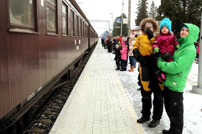 Höyryveturi ja 1950-luvun vaunut ovat sen verran harvinainen näky Kauhavan rautatieasemalla, että ihailijoita riitti. KUVAT: ANU NAHKALA