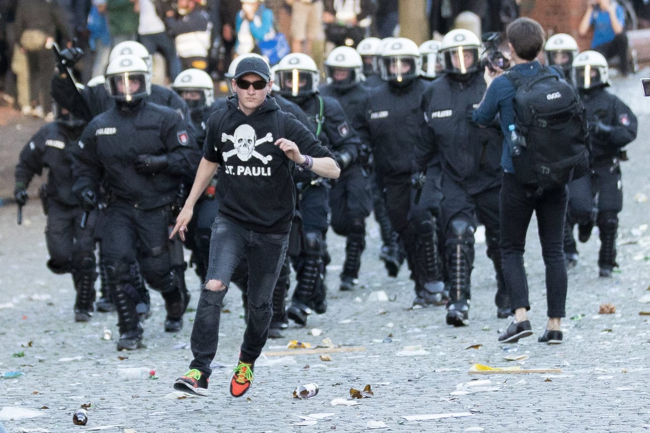 Poliisi käytti vesitykkejä, pippurisumutetta ja kyynelkaasua poliisin kimppuun hyökänneitä mielenosoittajia vastaan.