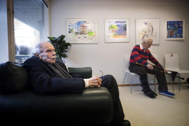 Carl Wargh kuvattuna toukokuun alussa, kun hän oli sairaalasta käymässä katsomassa näyttelyään Tapani Tammenpään Printmakers-galleriassa. KUVA: JARNO PELLINEN