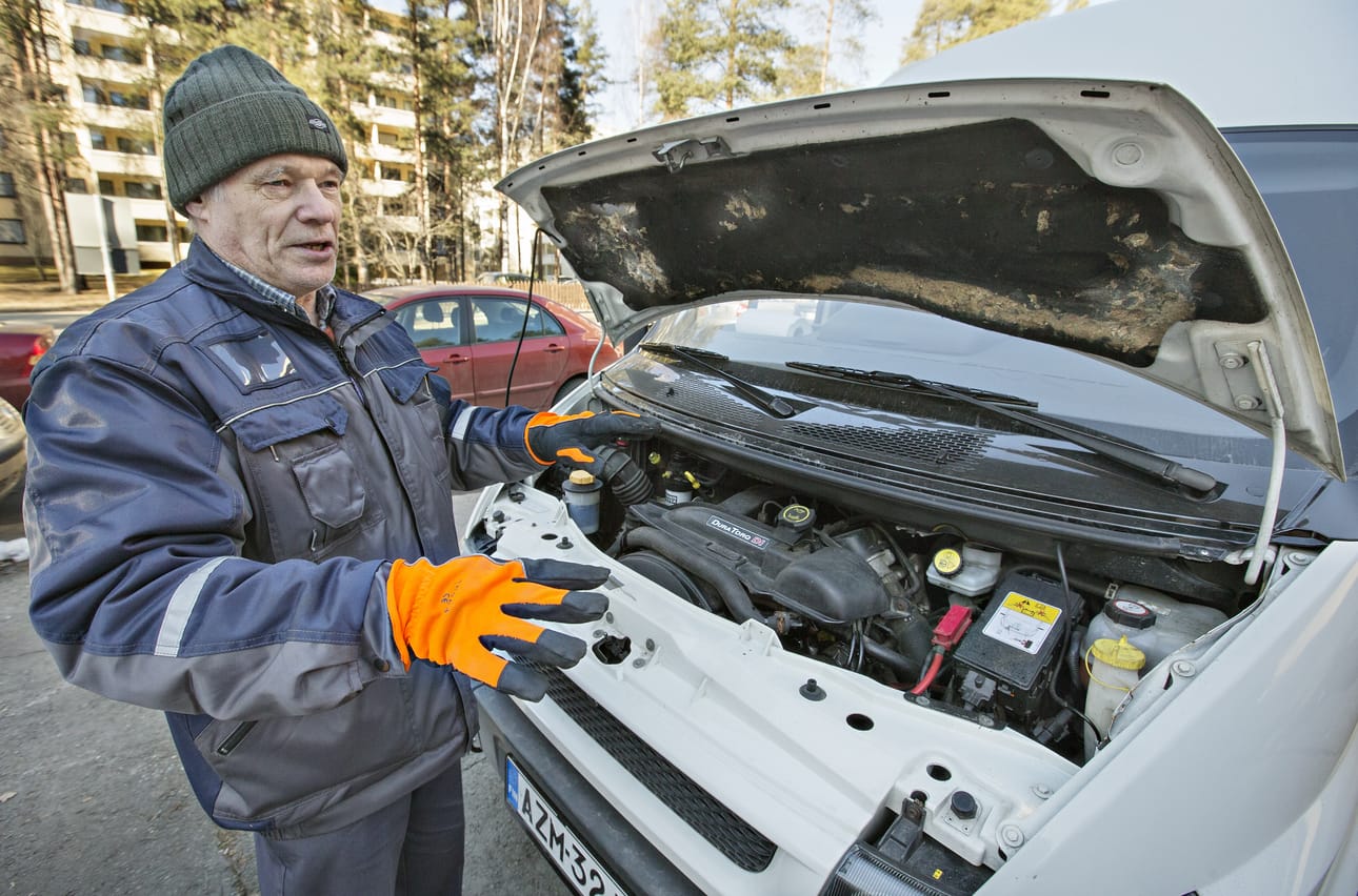 Sulo Tokkosen auton konepellin eristeet ovat kohta mennyttä kalua. Oravat ovat kiivenneet auton konetilaan alakautta ja hakeneet pesätarpeet.