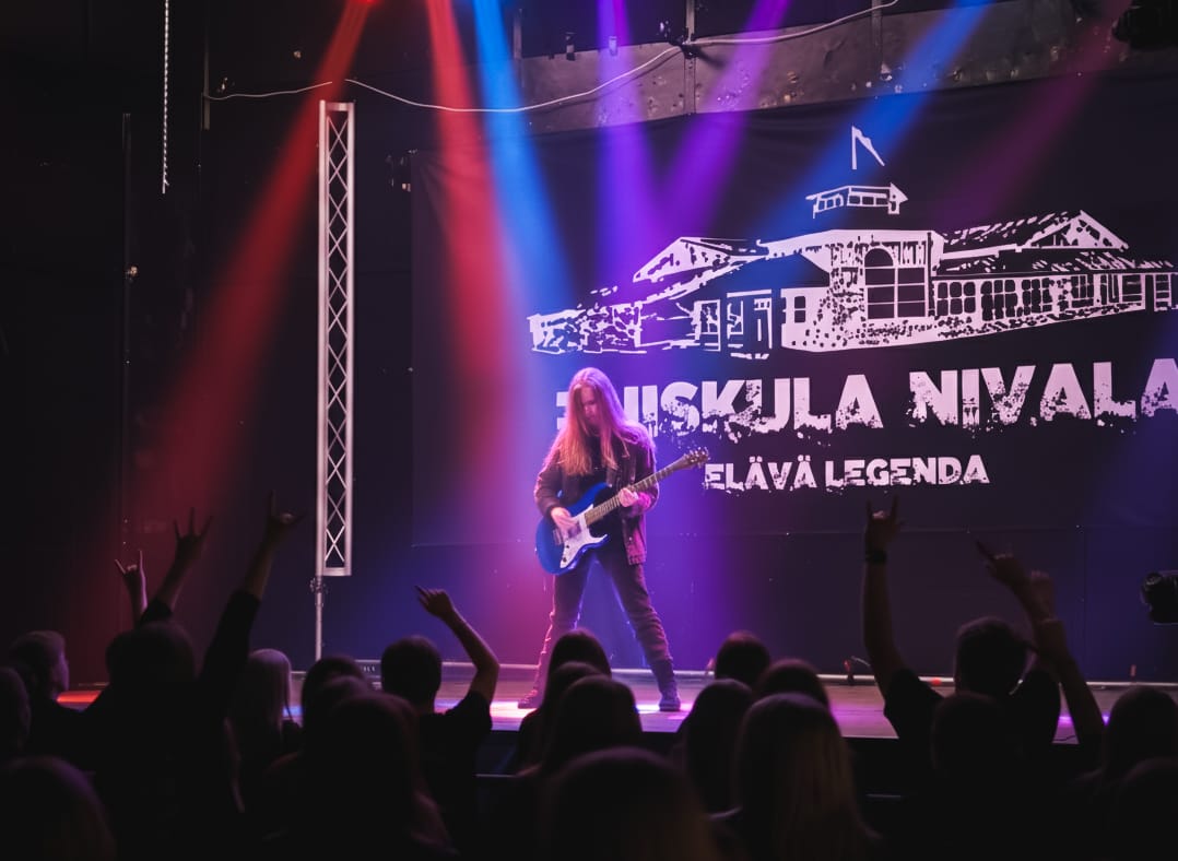 Heinäkuussa ensi-iltansa saava Tuiskula-näytelmä kuljettaa yleisön läpi vuosikymmenten: Tuiskumajan tansseista discojen ja bändiaikojen kautta nuorten kokoontumispaikkojen muutoksiin.