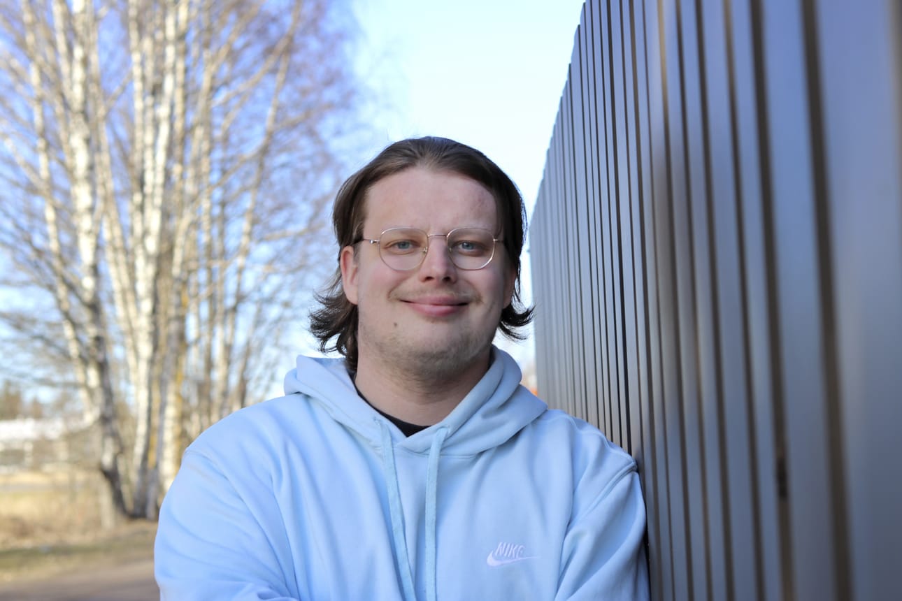 Komiat-lehden toimitusta rikastuttaa parin kuukauden ajan toimitusharjoittelija Topias Pienisaari.