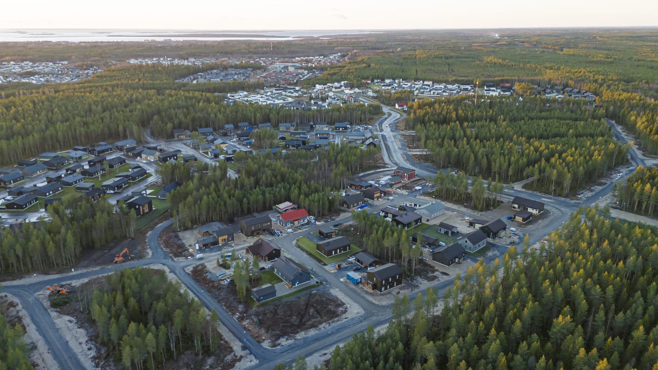 Vähäojan uusi asuinalue rakentuu laajan Ritaharjun suuralueen kupeeseen, jossa kaupunki on ohjannut tonttien luovutusta eri menetelmillä eri vuosina.