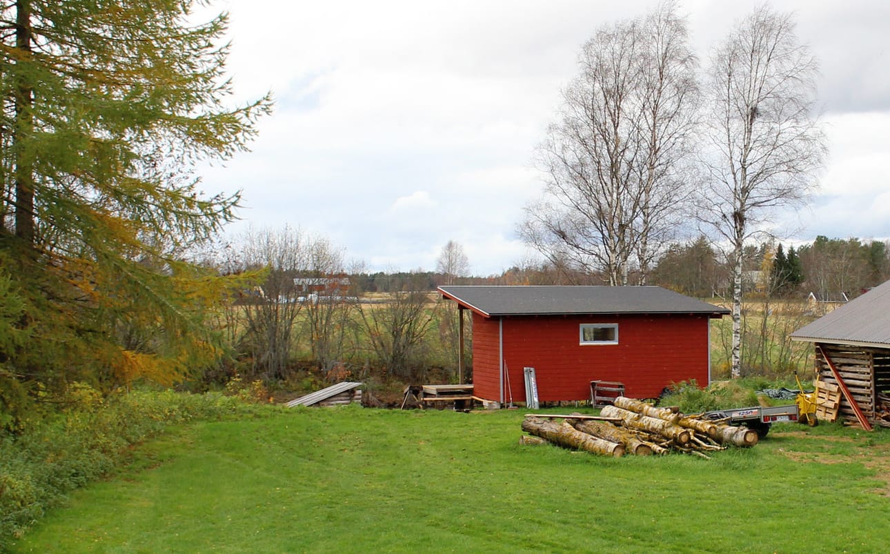 Kappaletavarasta rakennettava rantasauna lepää Siikajoen rannalla kierrepaaluperustuksen päällä.