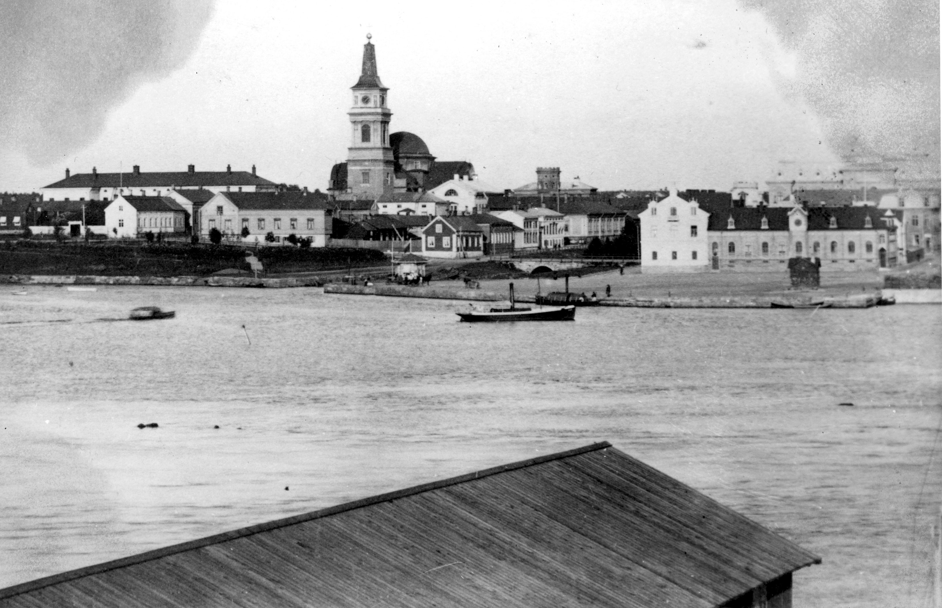 Oulu on ollut meriportti pohjoisen suuntaan. Kuva kauppatorin ja Tuomiokirkon suuntaan Pokkitörmälle 1800- ja 1900-lukujen taitteesta.