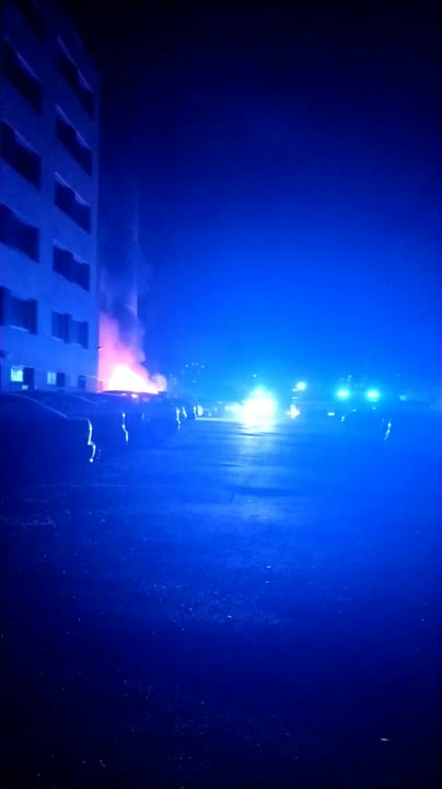 Auto paloi parkkipaikalla Peikontiellä Puolivälikankaalla