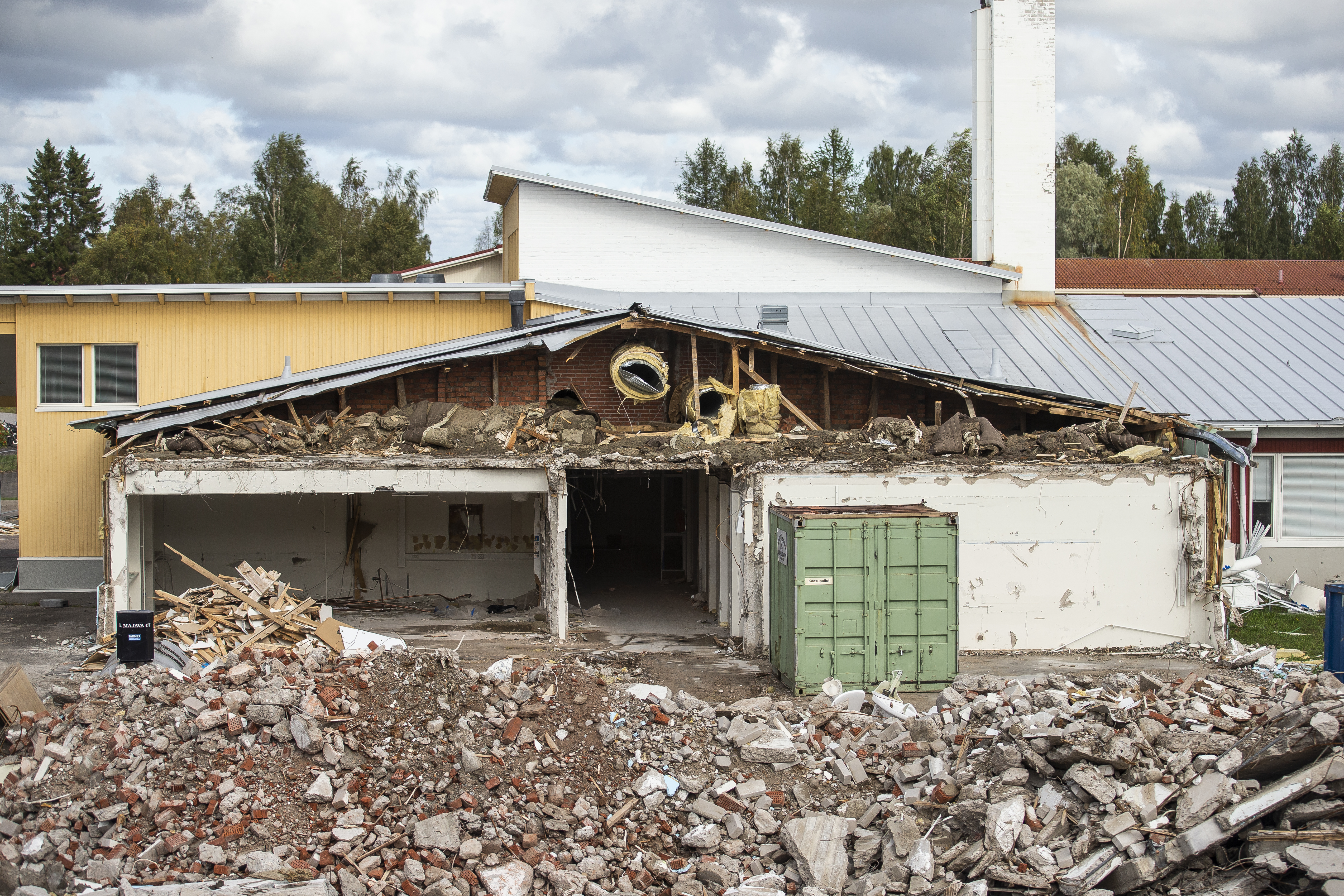 Pyhäjoen saarenkoulun purkutyömaa
