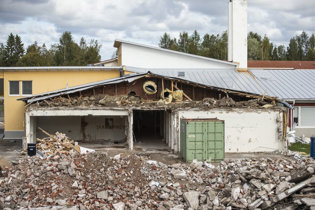 Pyhäjoen saarenkoulun purkutyömaa