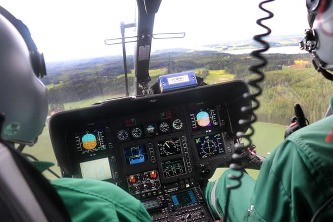 Hems-pelastaja eli hoito- ja lentoavustaja Teppo Koskue (vasemmalla) ja lentäjä Anssi Vuolle matkaavat kolaripaikalle, jossa moottoripyöräilijä on törmännyt peuraan. Anestesiologian ja tehohoidon erikoislääkäri Jussi Pirneskoski istuu takana KUVA: PETTERI LINDHOLM