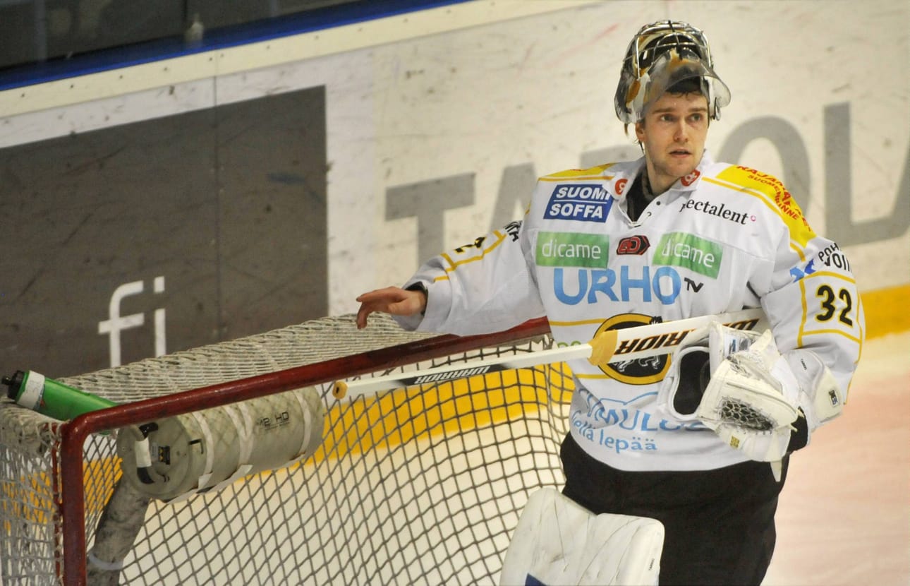 Entinen Kärppä-vahti Tuomas Tarkki torjuu ensi kaudelle Jypissä.