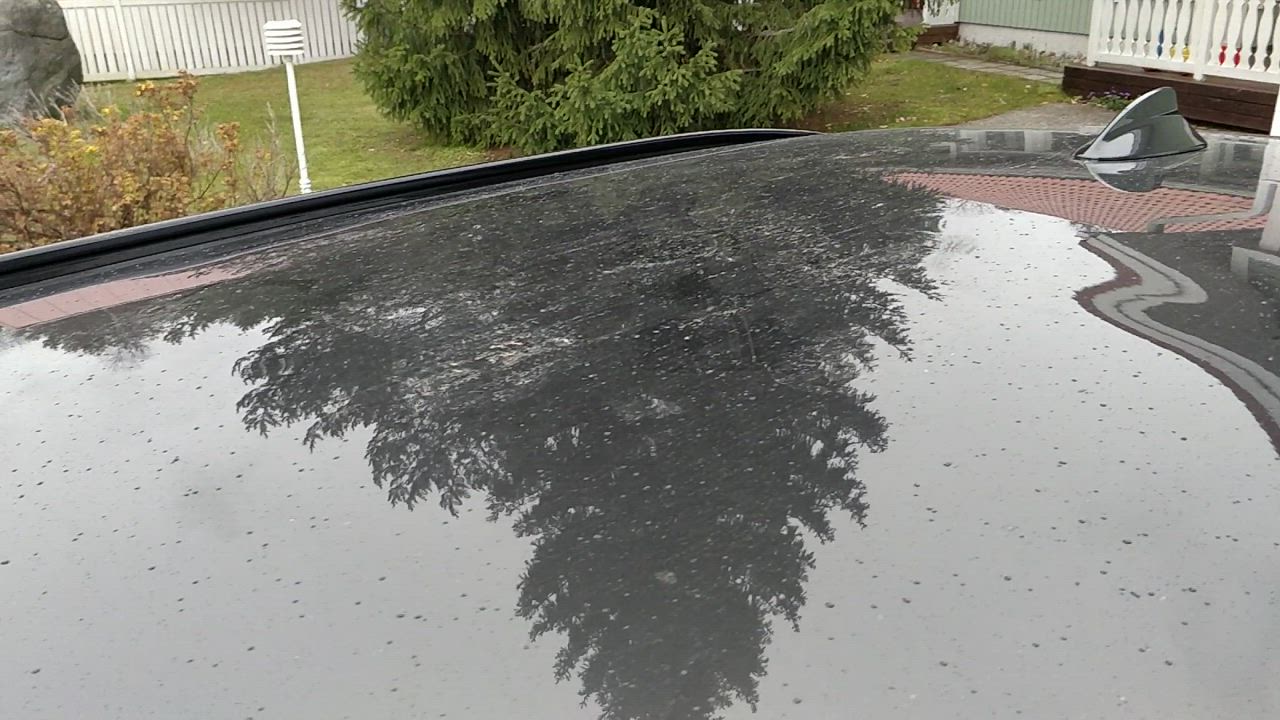 Auto kiiltelee pisaroista