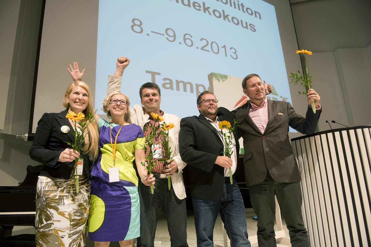 Vasemmistoliiton nykyinen johto valittiin kolme vuotta sitten Tampereella: kuvassa Sari Moisanen (2. vpj), Aino-Kaisa Pekonen (1. vpj), Kalle Hyötynen (3. vpj), puoluesihteeri Marko Varajärvi ja puheenjohtaja Paavo Arhinmäki.