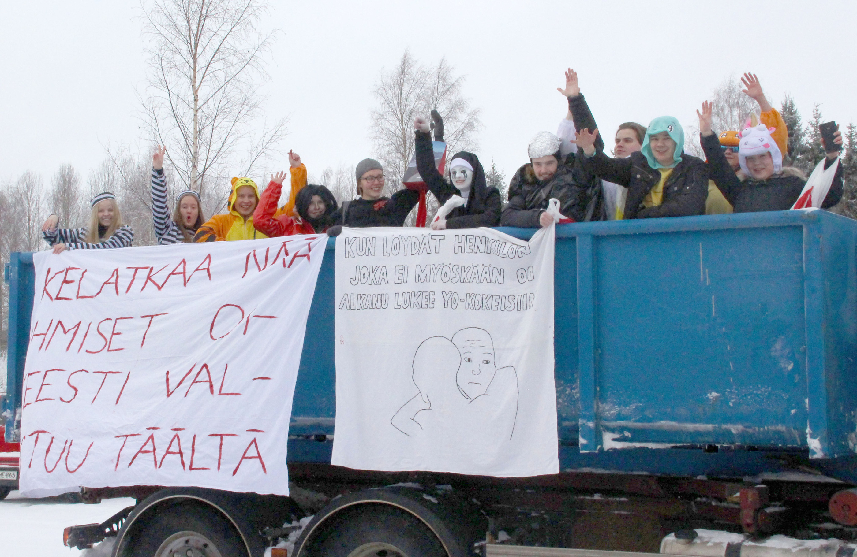 Nolla, nolla, nolla, raikui tuttuun tapaan, kun abit iloitsivat koulupäivien päättymistä ennen lukulomaa.