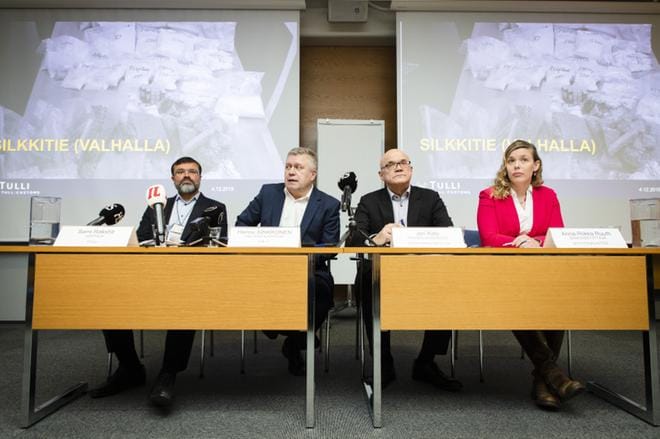 Viranomaiset pitivät keskiviikkona tiedotustilaisuuden Silkkitiehen liittyen. Kuvassa johtaja Sami Rakshit Tullista (vas.), valvontajohtaja Hannu Sinkkonen Tullista, rikosylikomisario Jari Räty keskusrikospoliisista ja erikoissyyttäjä Anna-Riikka Ruuth Syyttäjälaitokselta. KUVA: Arttu Laitala