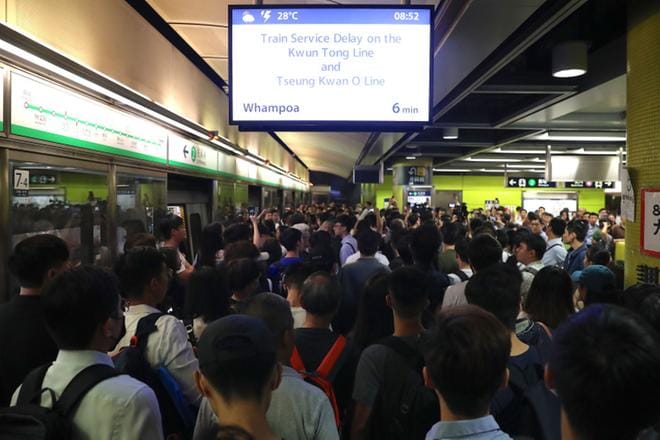 Matkustajat jonottavat ruuhkautuneella rautatieasemalla Hongkongissa. KUVA: RITCHIE B. TONGO