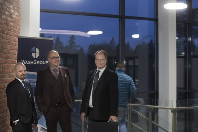 WasaGroup Fundsin toimitusjohtaja Jani Peräsarka on tyytyväinen yrityksen kasvavaan tilauskantaan. Ari Tyynismaa on konsernijohtaja ja Johan Malm WasaGroupin toimitusjohtaja. ARKISTOKUVA: MINNA ANTILA