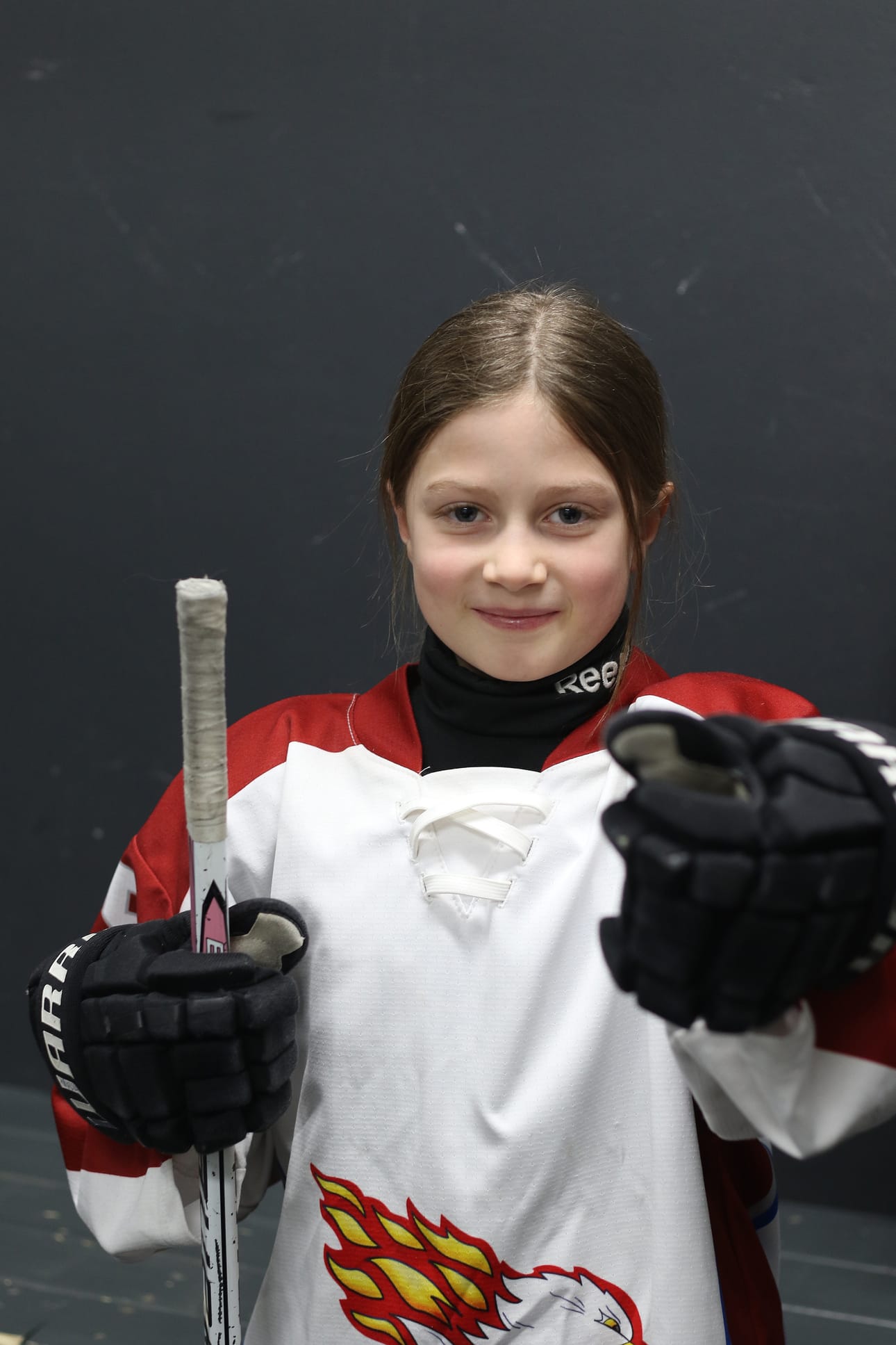 Amalia Syrjä on pelannut jääkiekkoa kolme vuotta. Syrjän perheessä tyttökiekko on vahvassa roolissa: 17-vuotias Riina pelaa Kärpissä ja Anita-äiti pelasi lajia kymmenen vuotta.