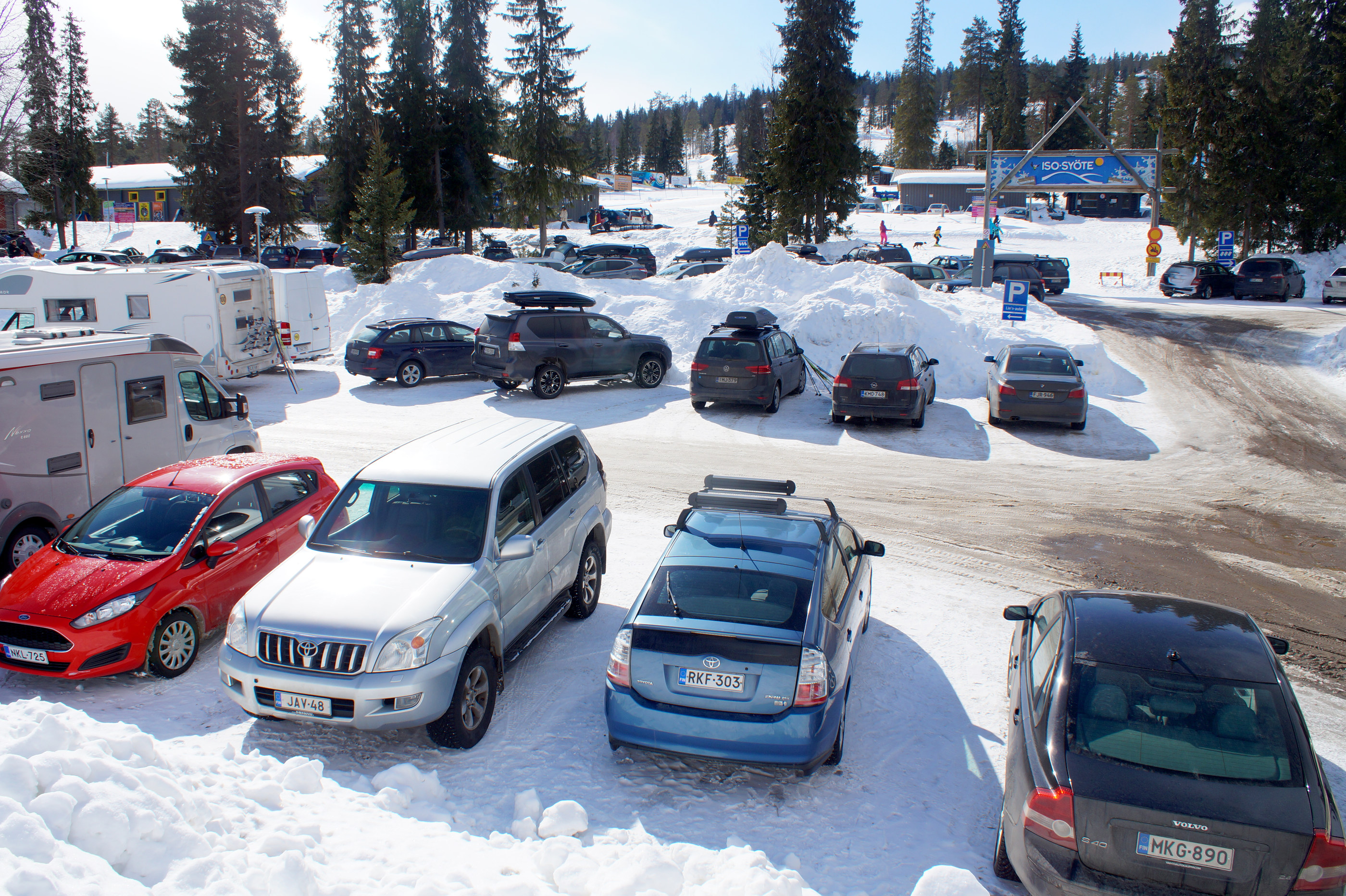 Parkkipaikat olivat pääsiäisenä täynnä.