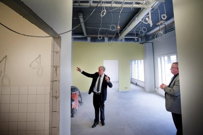 Seinäjoen vapaaseurakunnan johtaja Ari Urhonen (oik.) sekä vapaaseurakunnan eläkkeelle jäänyt johtaja Hannu Räty kertovat, että yhteisön toimintaan voi tulla mukaan, vaikka ei liittyisikään seurakuntaan. He esittelivät vapaaseurakunnalle valmistuvaa uutta kirkkoa perjantaina. KUVA: JAAKKO ELENIUS