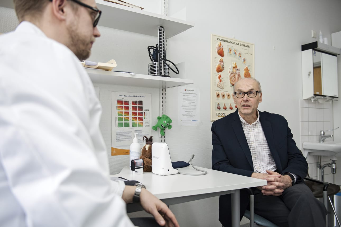 Palvelualuejohtaja Arto Honkalan (oikealla) mukaan Forssan seudulla on kolme lääkärin virkaa täyttämättä. Lääkäri Teppo Tähtinen on ollut virassaan neljä vuotta.