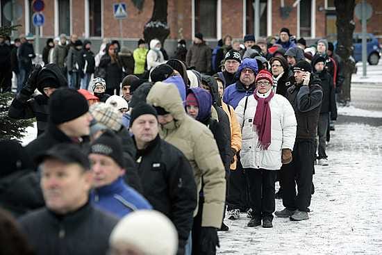 Rokotusten alkaminen toi jonon keskustan terveysaseman ovien eteen.
