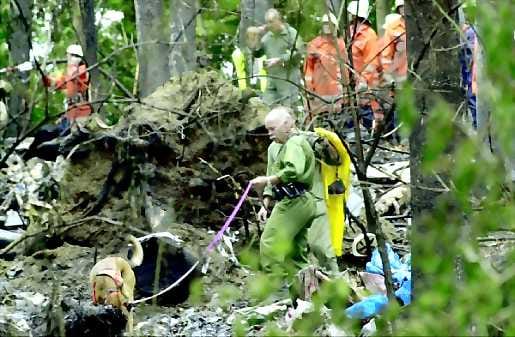 Etsintää . Viranomaiset jatkoivat keskiviikkona turmakoneiden hylkyjen tutkimista ja uhrien etsintää.