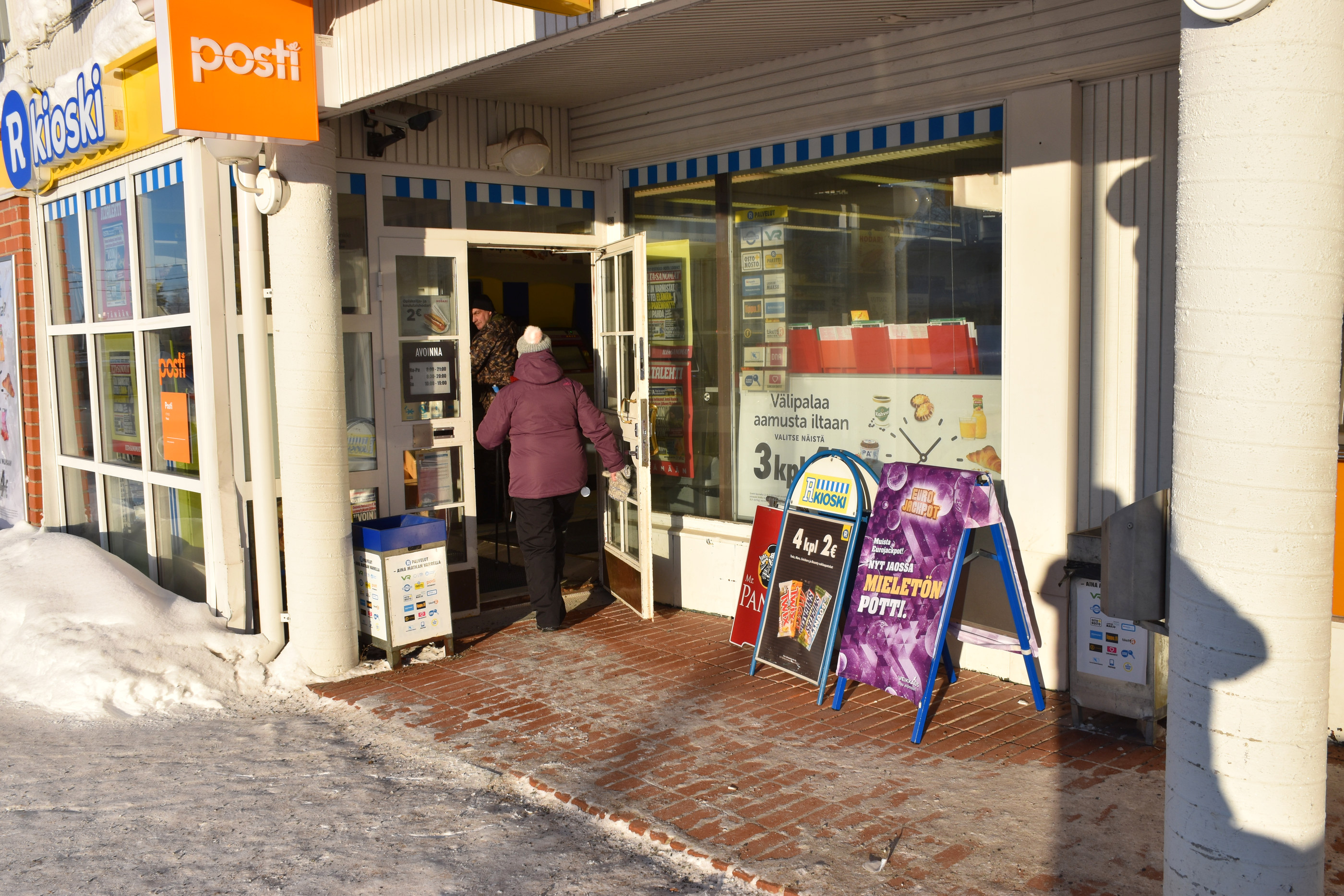 Posion R-kioskin edustalla saa tupakoida. Ulko-oven auki ollessa tupakansavu työntyy myös sisälle. Tupakoinnista ovat valittaneet astmaa sairastavat.