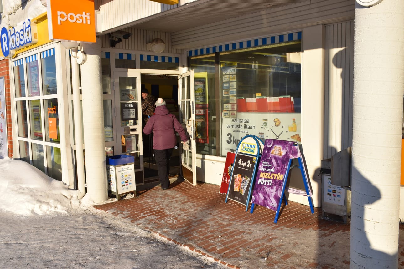 Posion R-kioskin edustalla saa tupakoida. Ulko-oven auki ollessa tupakansavu työntyy myös sisälle. Tupakoinnista ovat valittaneet astmaa sairastavat.