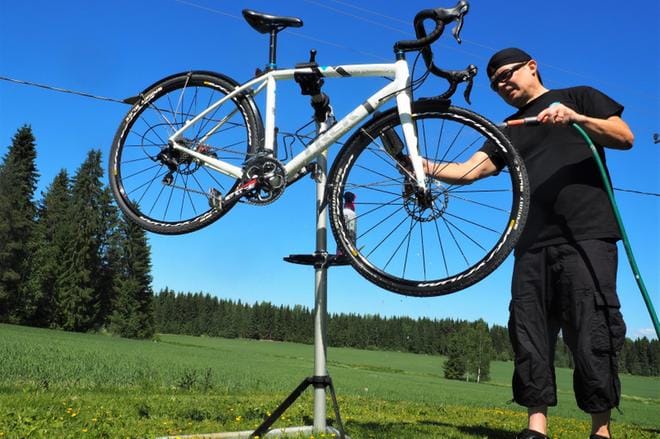 Pyöräilybloggari ja -harrastaja Risto Viitanen löytää helposti pyörän yleisimmät ja helpoimmin korjattavat perusvirheet. KUVA: KARI PITKÄNEN