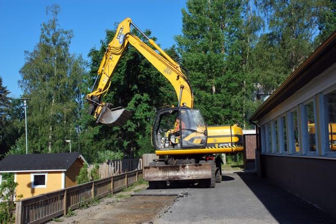 Purettava Otsonkoulu toimi aikoinaan kaukolämpölinjojen jakopisteenä. Alueelta siirretään vanhoja kaukolämpö- ja vesiputkia pois. Kuva: Minna Hiironen