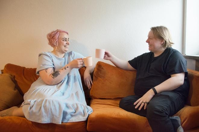Kotitoimiston oranssilla sohvalla on sisarusten, Terhi ja Teemu Sytelän, kesken syntynyt monia huikeita ideoita. KUVA: KAROLIINA SYRJÄ