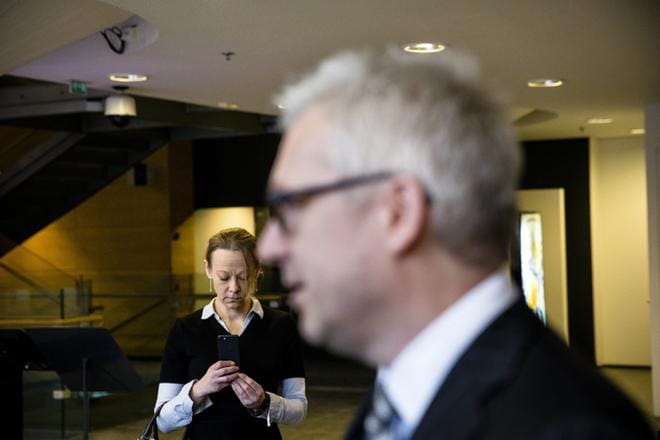 Helsingin Sanomien toimittaja Laura Halminen (takana) vaatii oikeutta purkamaan poliisin takavarikkopäätöksen ja palauttamaan takavarikoidut työvälineet. KUVA: Joel Maisalmi