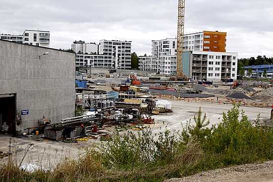 Rakennusliike Skanska purkaa loput Rajavillen tehtaasta ja aloittaa uusien asuntojen rakentamisen alueelle.