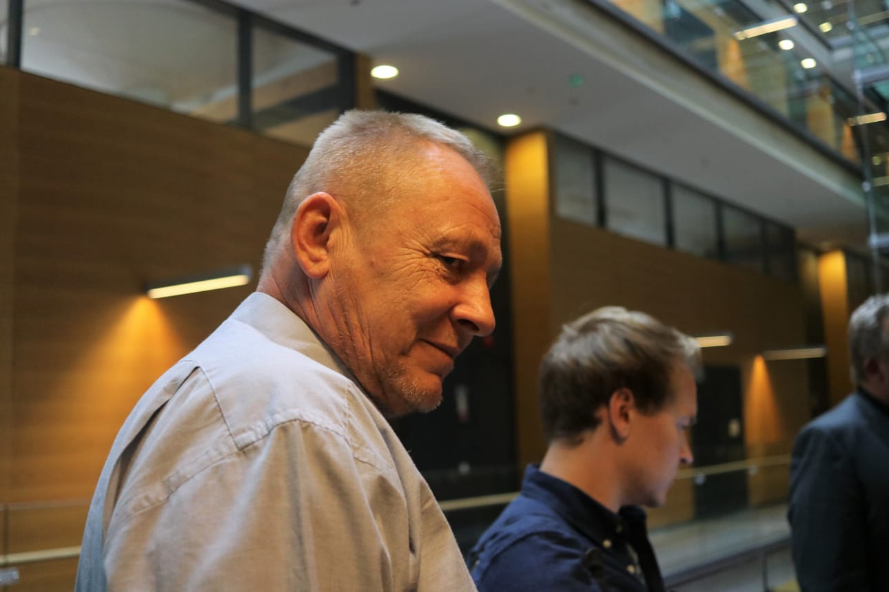 Ex-rikollispomo Keijo Vilhunen Helsingin käräjäoikeudessa vuonna 2018, kun häntä esitettiin vangittavaksi 15 vuoden takaisesta palkkamurhasta.