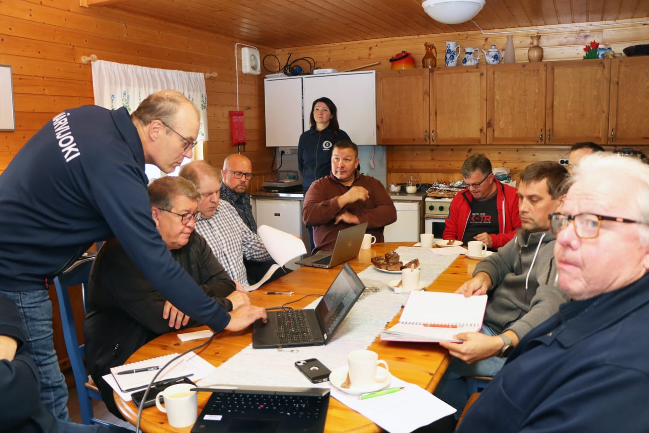 Närvijoen Kyläyhdistyksen puheenjohtaja Juha Pukkala (vas.) valmistautuu pitämään esityksensä paikalle saapuneille jurvalaisille, närpiöläisille, eri puolilla asuville kansanedustajille sekä linjojen päässä oleville.