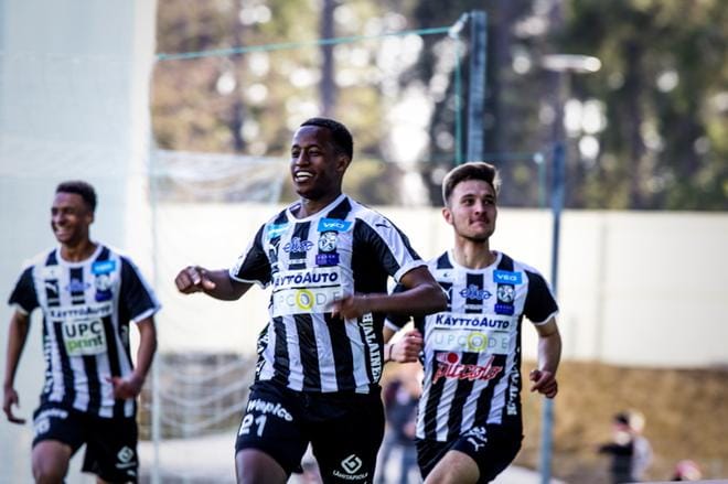 Momodou Sarrin (vas.), Fabrice Gatambiyen ja Samu Alangon ilmeet olivat iloisia vielä toisen jakson alussa syntyneen 2-0-johtomaalin jälkeen. KUVA: PAULA KASKIMAA