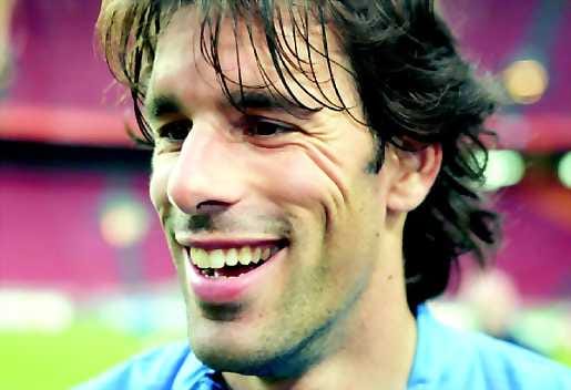 Pelikielto ohi. Ruud van Nistelrooy avaa MM-karsintasarjansa ottelussa Suomea vastaan.
