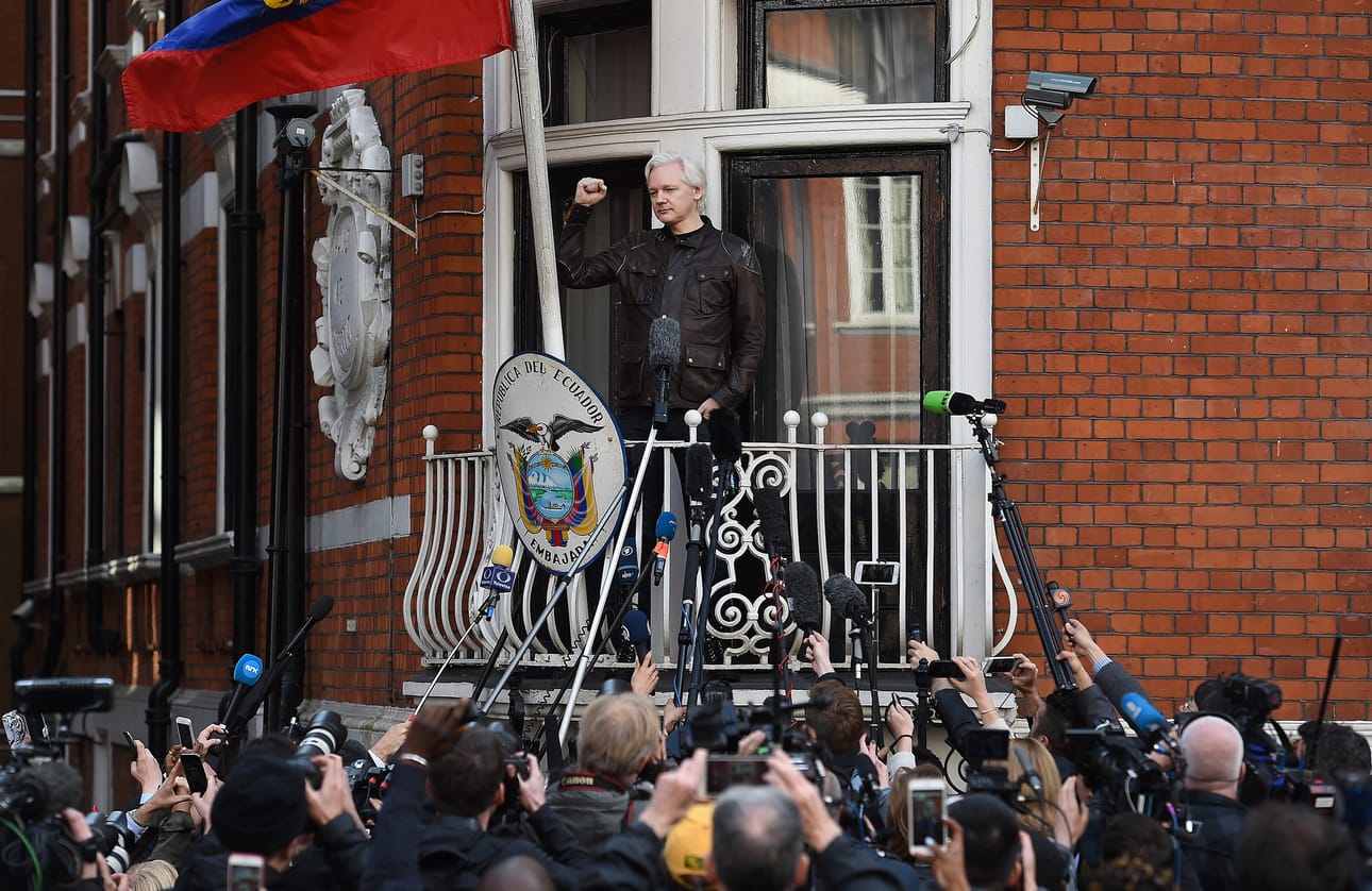 Julian Assange puhui toimittajille Ecuadorin Lontoon-lähetystön parvekkeella viime vuoden toukokuussa.