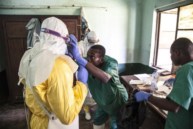 Lääkintähenkilökunta varautui ebolaan sairastuneiden hoitoon Kongon Bikorossa, jossa kerrottiin perjantaina olevan 11 ebolaan sairastunutta. KUVA: MARK NAFTALIN/UNICEF/EPA